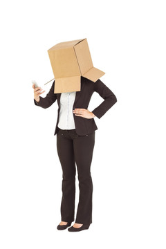 头上套着纸箱的商务女人