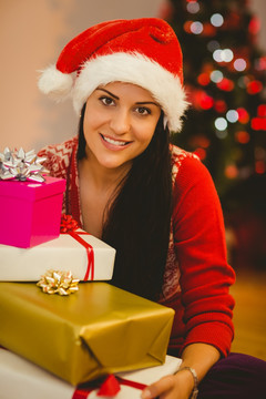 微笑的女人拿着一堆圣诞礼物