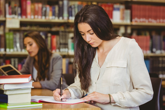 在图书馆里看书的女大学生