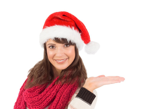 微笑的年轻女人戴着圣诞帽
