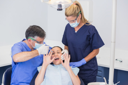 牙医为病人做手术