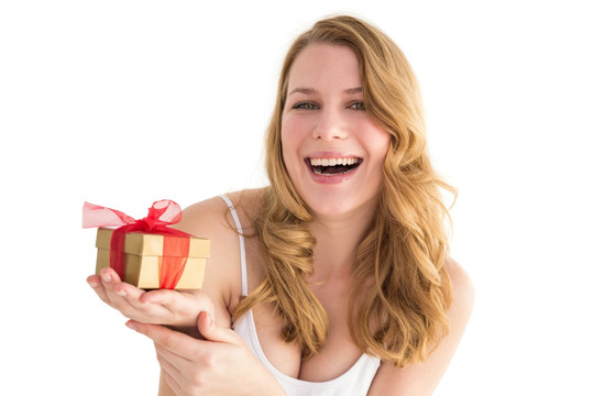 开心的女人拿着一个圣诞礼物