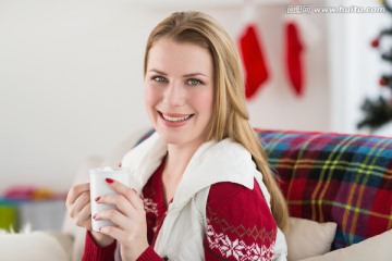 拿着一杯棉花糖的女人