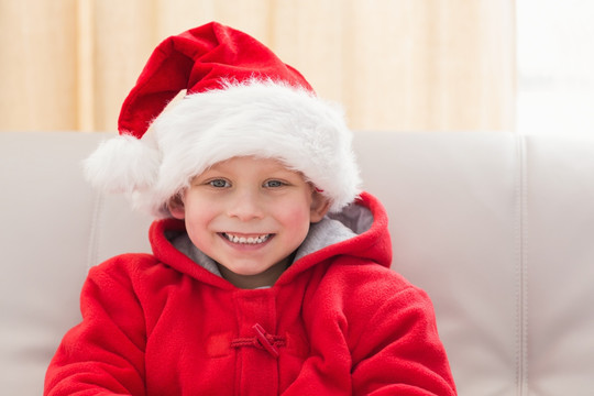 戴着圣诞帽微笑的小男孩