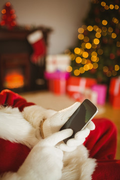 圣诞老人在使用智能手机