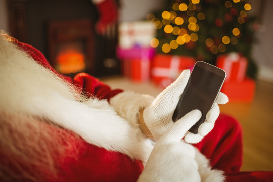 在使用手机的圣诞老人