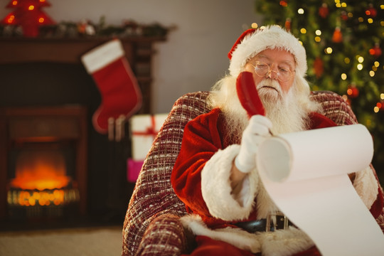 圣诞老人在一个卷轴上写名单