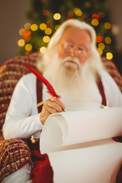 在用鹅毛笔写清单的圣诞老人