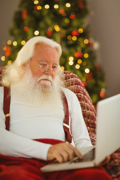 在使用笔记本电脑的圣诞老人