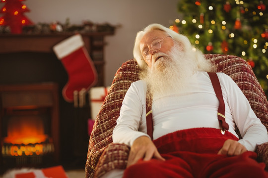 躺在椅子上睡觉的圣诞老人