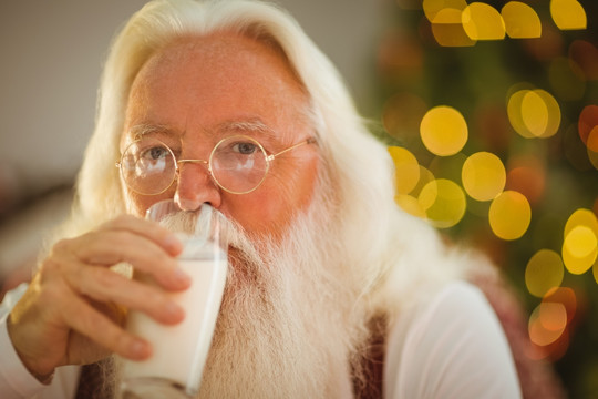 在喝一杯牛奶的圣诞老人