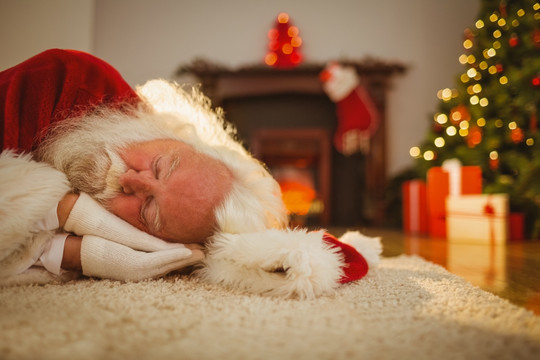 躺在地毯上休息的圣诞老人