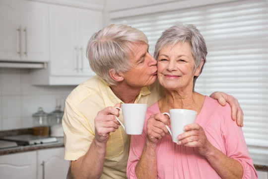 在厨房里喝咖啡的一对老夫妇