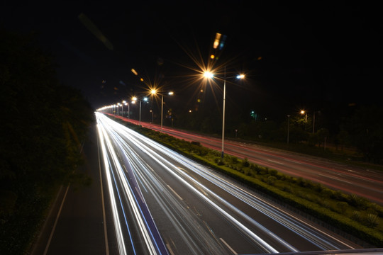 疾驰公路夜景