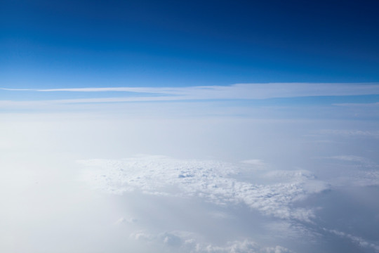 飞机上俯视云海