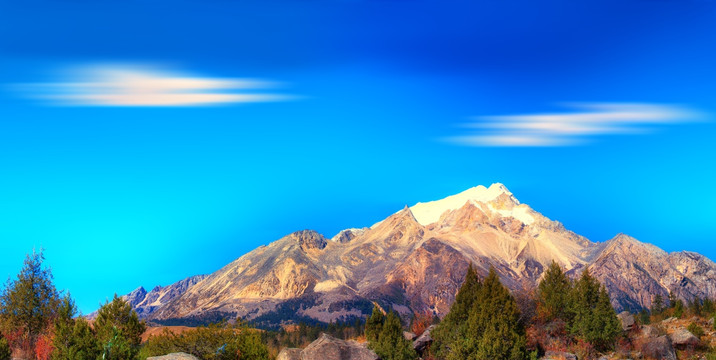 格聂神山全景