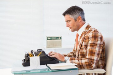 使用打字机的商务男人