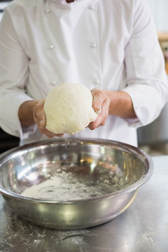 搅拌碗中面粉的面包师