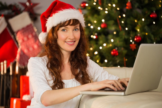 微笑的女人在使用笔记本电脑