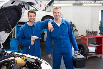 在一起工作的两名汽车修理工