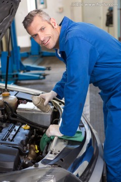 在加机油的男汽车修理工
