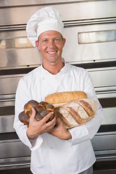 微笑着拿着面包的男人
