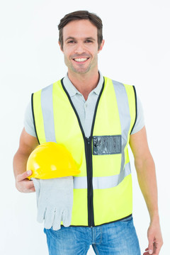 建筑工人拿着手套和安全帽