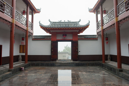 细雨中的中式仿古建筑