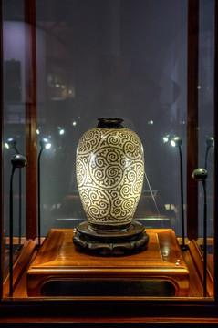 吉州窑卷草纹瓷瓶