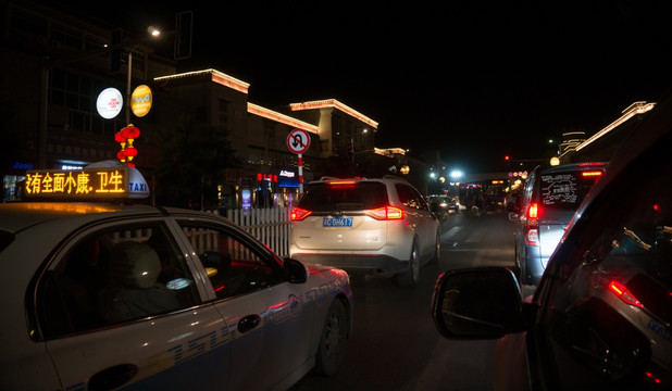 拉萨街道夜景