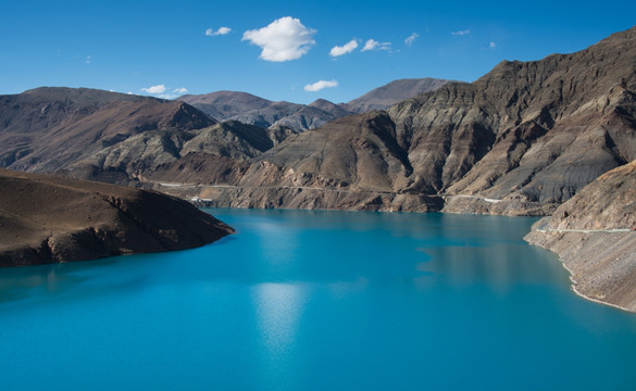 西藏满拉湖景色