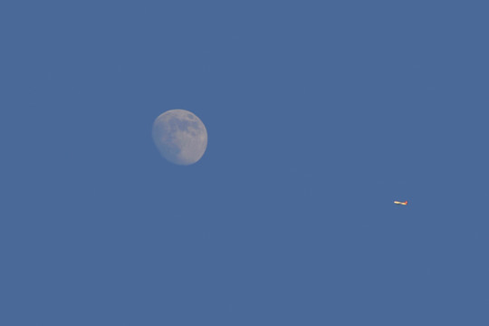兰天夜空 飞机 圆月