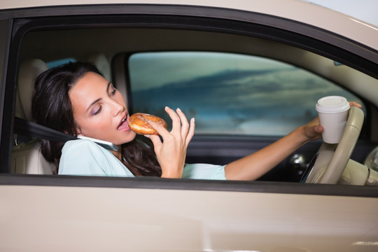 在车里吃面包的商务女人