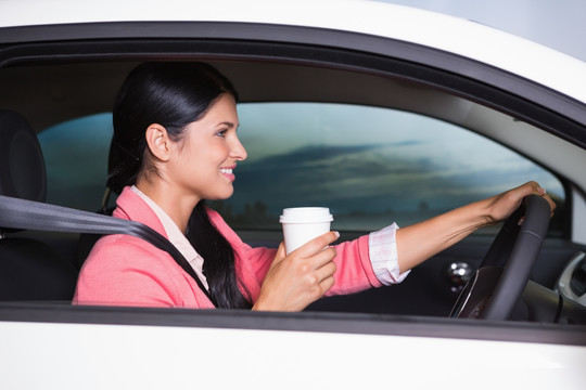 在车上喝咖啡的商务女人