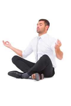 盘腿坐着练瑜伽的男人