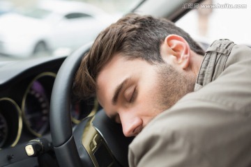 醉酒的人坐在车上睡觉