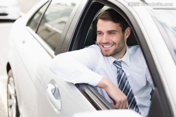 坐在车上微笑的商务男人
