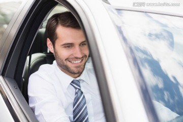 坐在車上微笑的商務(wù)男人