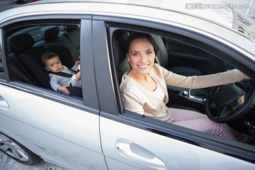 妈妈带着她的孩子坐在车里