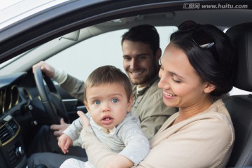 坐在车上的父母和婴儿