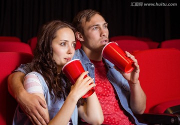 一对年轻夫妇在电影院看电影