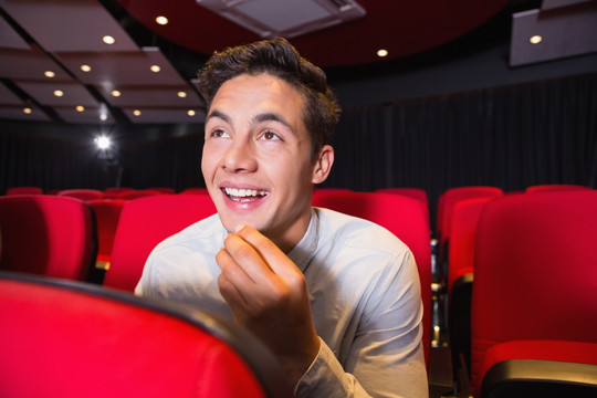 年轻人在电影院看电影