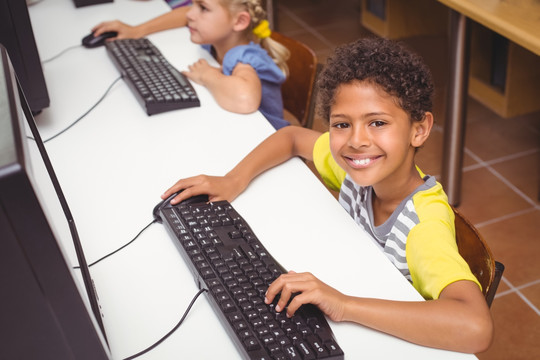 小学生在电脑班上课