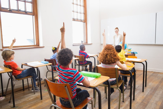 学生们在课堂上举手