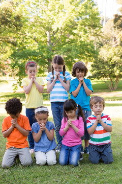 孩子们在公园里祈祷