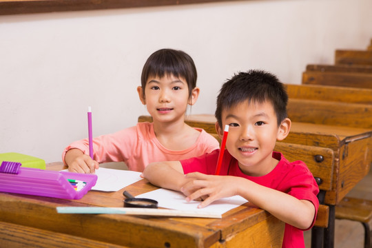 在教室里的小学生