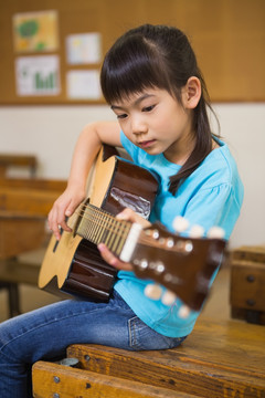 小学生在弹吉他