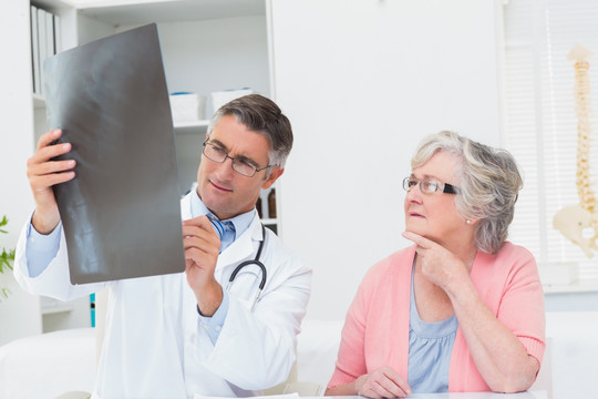 医生在给患者解释X光片