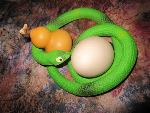 缠住葫芦鸡蛋的绿蛇