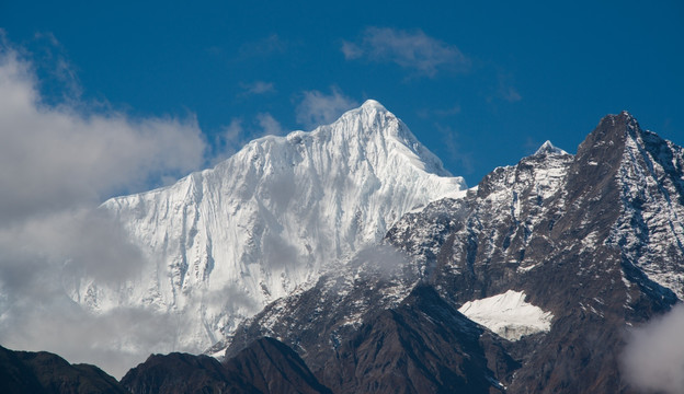 梅里雪山一侧山峰